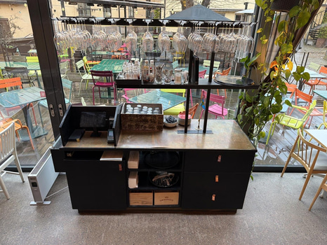 Serveringsstation med hylla, glashängare och lådor
