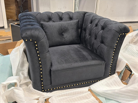 Fåtölj i svart sammet