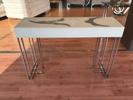 2 st sidobord, vitt och silver