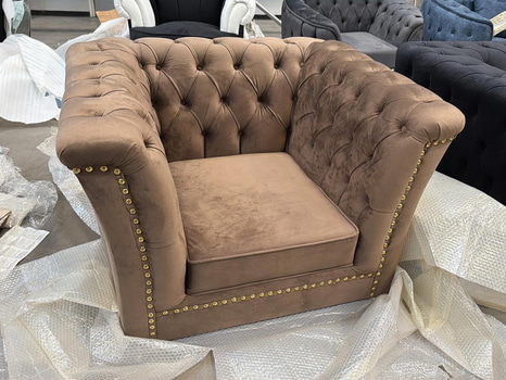 Fåtölj i brun sammet