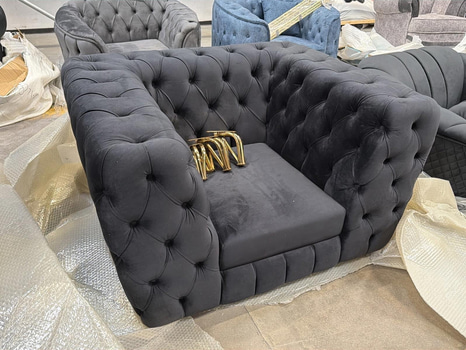 Fåtölj i svart sammet