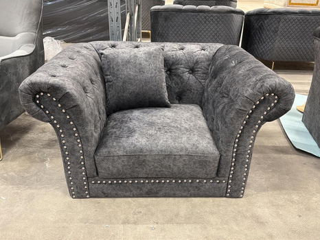 Fåtölj i mörkgrå sammet