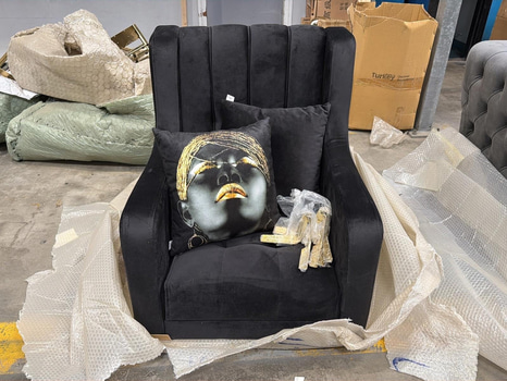 Fåtölj i svart sammet