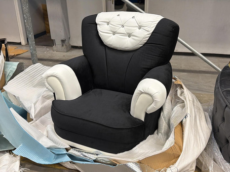 Fåtölj i svart sammet