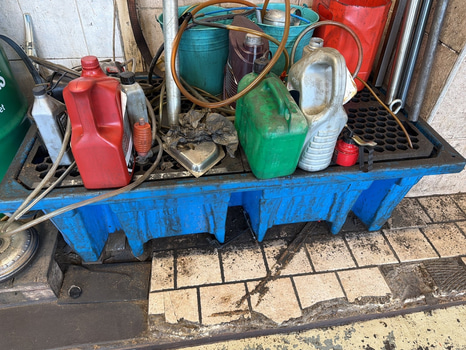 2 st Spilloljekärl och pumpar