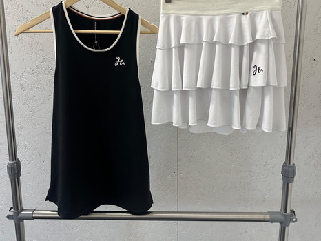 Träningslinne, stl. M, Humbleton, svart. & (NY) Tenniskjol, stl. L, Humbleton, vit.