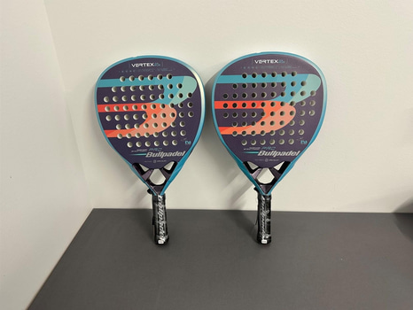 2 st. (NY) Junior padelracket, Bullpadel, Vertex 03WJR, lila/blå/korall, fodral medföljer till båda.