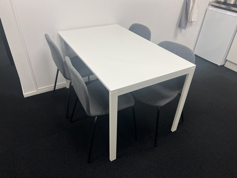 Mötesbord med 4 stolar
