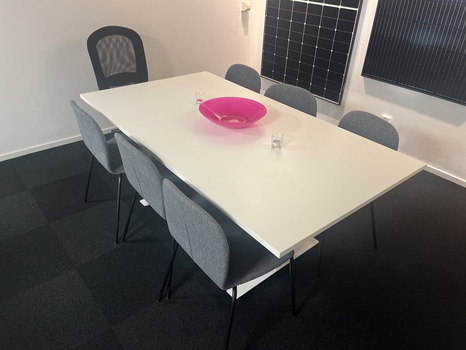 Mötesbord med 6 stolar + 1st kontorsstol