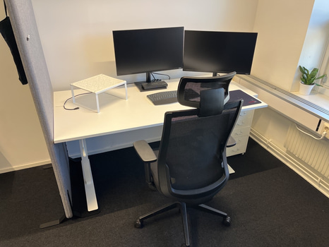 Komplett arbetsplats – skrivbord, stol, skärmar m.m.