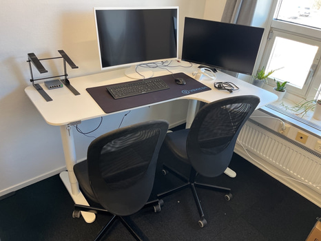 Komplett arbetsplats – höj- och sänkbart hörnskrivbord med skärmar