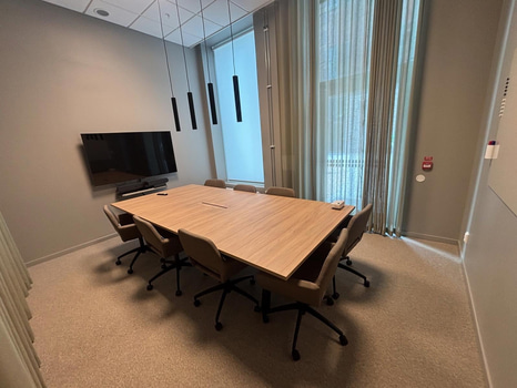 Konferensgrupp inklusive skärm