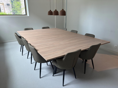 Köksbord med 8 stolar