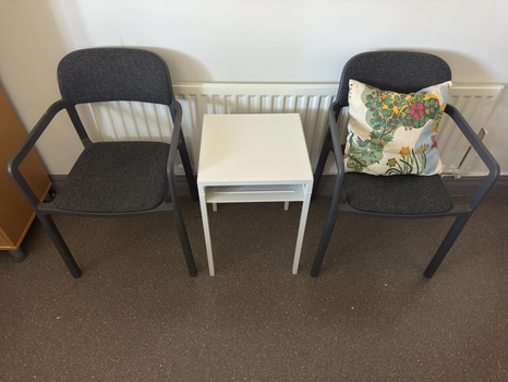 2 st. Stolar inkl. bord