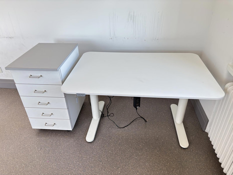 Höj- och sänkbart skrivbord Ikea inkl. hurts