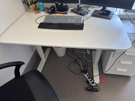 Höj- och säknbart skrivbord Ikea inkl. kontorsstol och hurts
