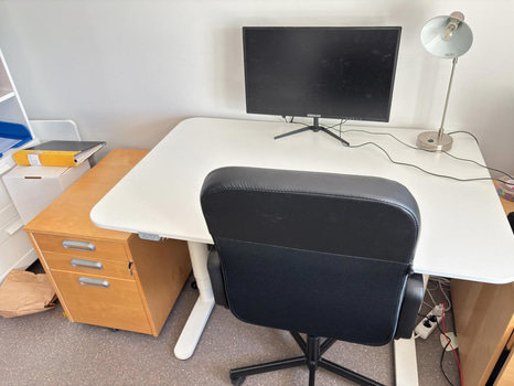 Höj- och sänkbart skrivbord Ikea inkl. kontorsstol och hurts