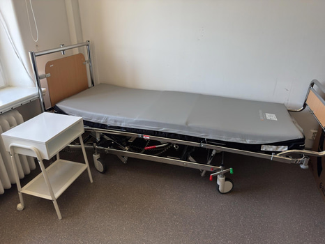 Sjukhussäng, elektrisk, ställbar inkl. sängbord