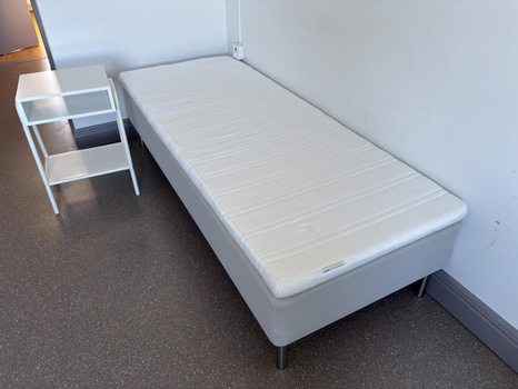 Säng inkl. sängbord Ikea