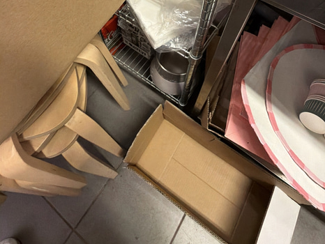 Hyllsystem i metall med tillbehör