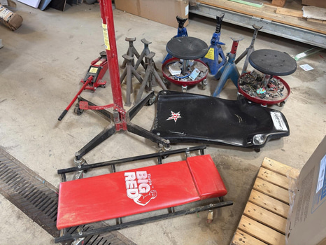 Diverse garageutrustning - liggbrädor, rullpallar, domkraft och pallbockar