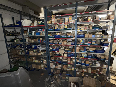 Hyllsystem med stor mängd diverse bult, muttrar och brickor