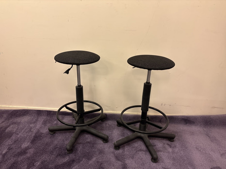 2 st. Höj- och sänkbara pallar Frigaard