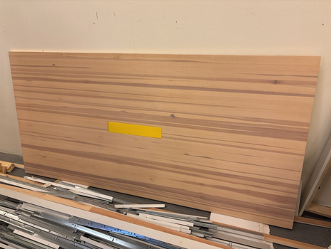 Bordsskiva furu kabelgenomföring