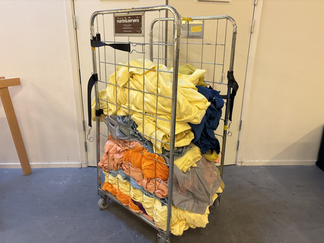 Parti med diverse gardiner, olika modeller och storlekar