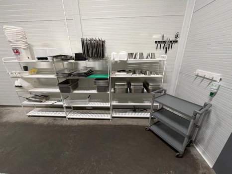 Kantiner, hyllor m.m.