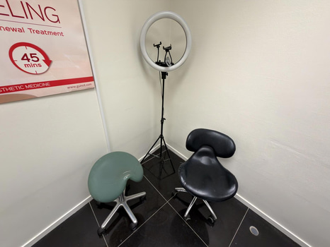 Pallar och lampa