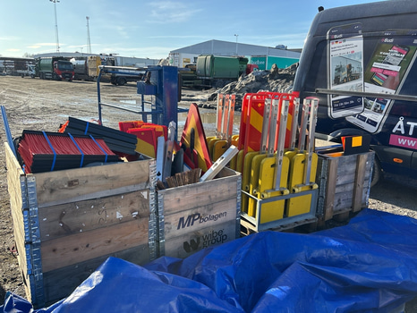4st pallar med skyltar och redskap för vägarbete