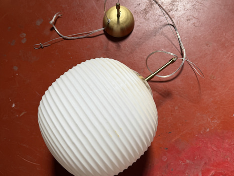 Taklampa, vit glasglob 30cm i diameter