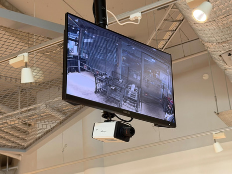 Övervakningskamera med skärm, Milesight MS-C5352-PE samt ASUS skärm