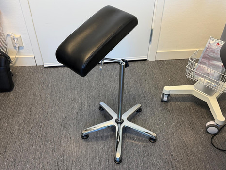 Armstöd för provtagning, höjdjusterbart