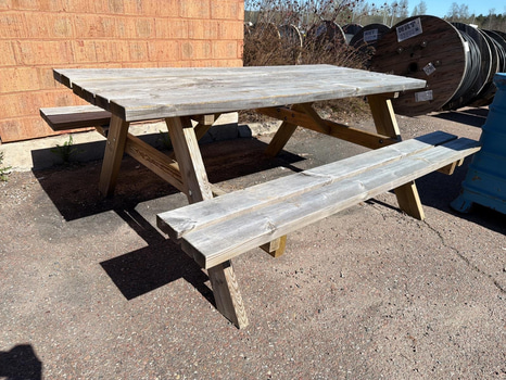 Picknickbord i trä