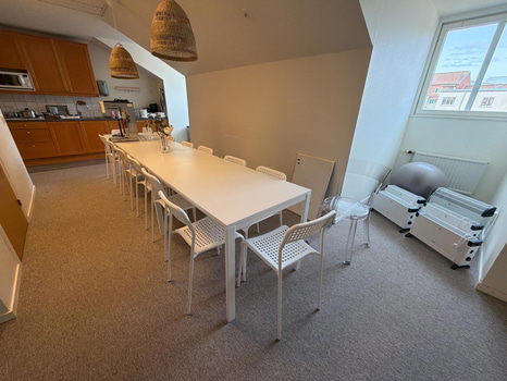 Köksbord, stolar, porslin m.m.