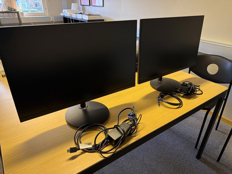 2 st Andersson 27-tums datorskärmar