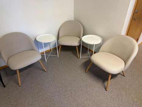 3 st fåtöljer & 2 st bord