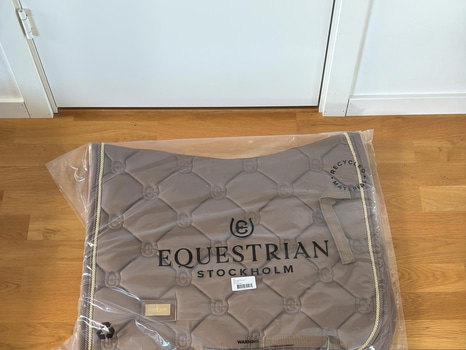 Dressyrschabrak, benlindor samt huva, Equestrian Stockholm, champagne