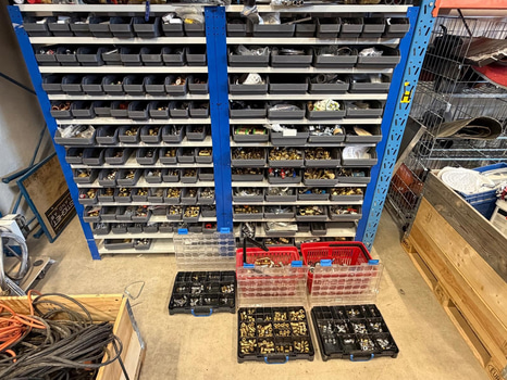 Stort sortiment diverse rörkopplingar och delar, bl.a. mässing