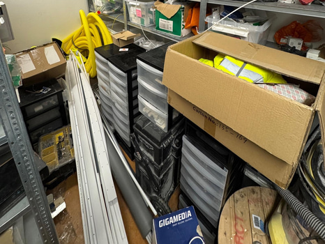 Allt i förråd, partier med elmaterial, arbetskläder, verktyg och förbrukningsmaterial