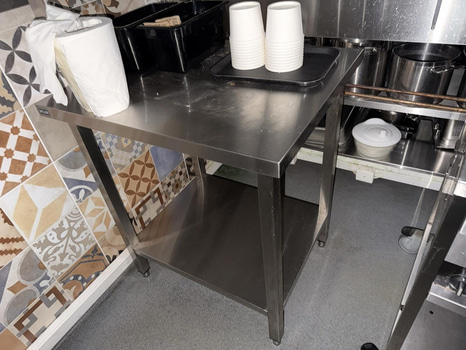 Rostfri bänk, med hylla