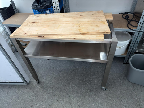 Rostfri bänk, med hylla