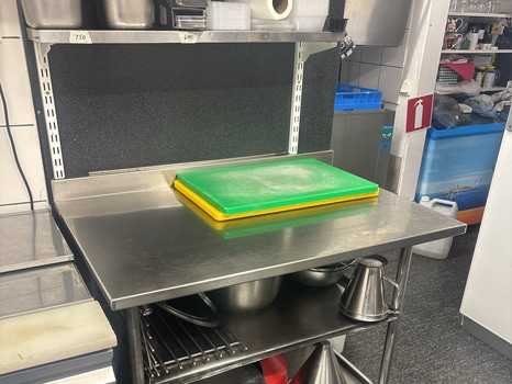 Rostfri arbetsbänk med redskap enligt bilder under bänk.