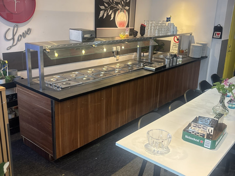 Buffebord med varm och kalldel.