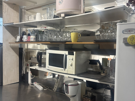 Köksredskap. Allt i hyllan.