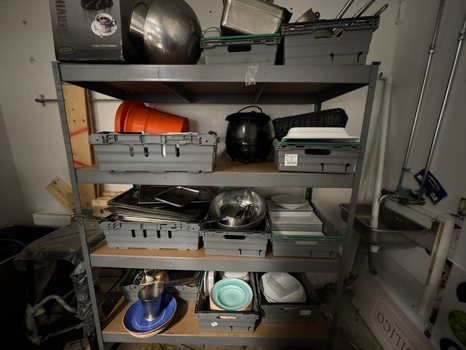 Parti med diverse köksredskap inkl. hylla