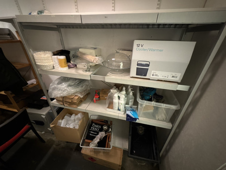 Hylla inkl. innehåll