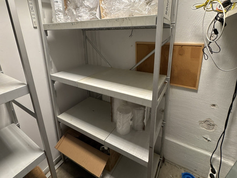 Hylla inkl. innehåll